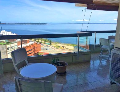 Piso alto, parrillero propio. Primera fila, Playa Mansa. 3 dorm y servicio.