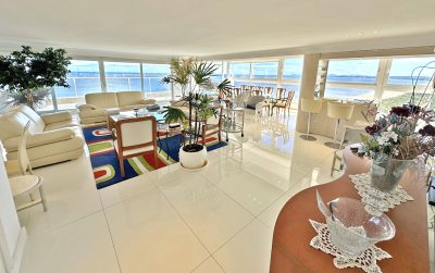 Penthouse en primera fila con vistas panorámicas. 