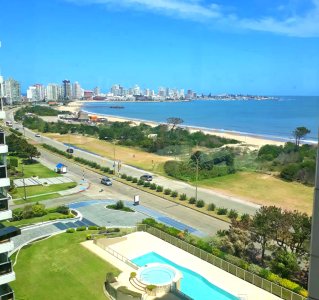 Reciclado, 2 dorm y servicio, primera fila de playa mansa. 