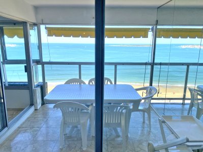 VISTA TOTAL. Piso alto en primera fila de Playa Mansa, frente a Imarangatu