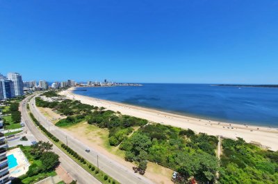 Playa Mansa, primera fila, piso alto. 3 dorm