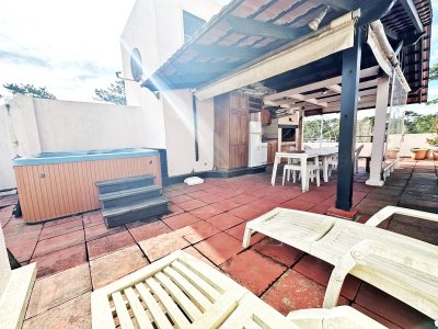 REBAJADO!! Dúplex con barbacoa propia. 3 dorm. Garaje, mucamas. Bajos gastos.