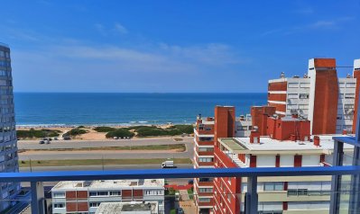 Piso alto, 2 dorm, 2 baños, con todos los servicios y gastos bajos.