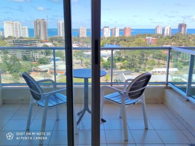 Av Roosevelt a 3 cuadras de playa brava. Piso alto, moderno