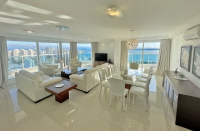 Piso super alto con vistas panorámicas. Full amenities.