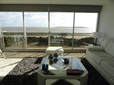 Playa Mansa, primera fila. 4 dorm. Con toda la vista. 