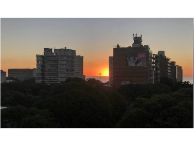 Punta Carretas, sobre Av Sarmiento, al frente. Gran terraza. Con renta