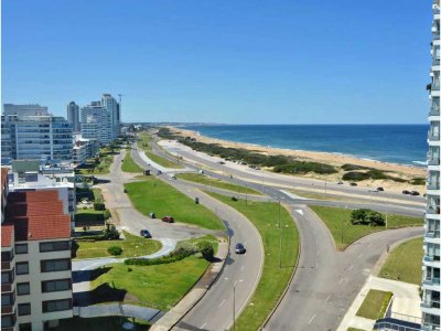 Piso alto, amplia planta con vista directa al mar.