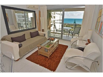 Playa Mansa, frente al mar, 2 dorm, 2 baños. Wifi, Mucamas, todos los servicios. 