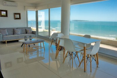 Primera fila, playa mansa, gran terraza con toda la vista. Parrillero propio