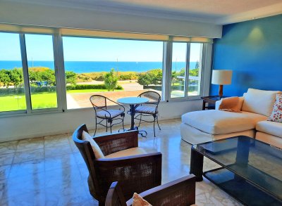 Playa Mansa, primera fila. Semipiso. 4 suites. Parrillero propio.
