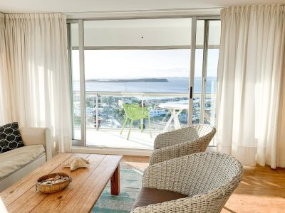 Zona puerto, reciclado con buen gusto. 3 dorm.