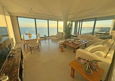 Venetian, esquinero a Punta Ballena, piso alto, 2 garajes.