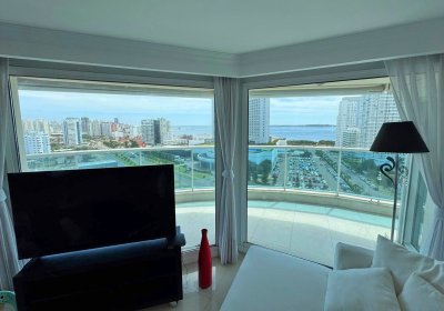 Esquinero. 3 suites + servicio. Garaje doble