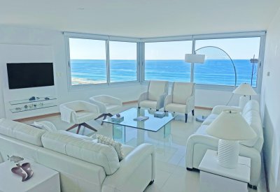 Primera fila en playa brava, 4 suites, esquinero, garaje doble