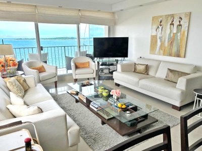 Primera fila en playa mansa. 2 dorm. Piso alto con toda la vista
