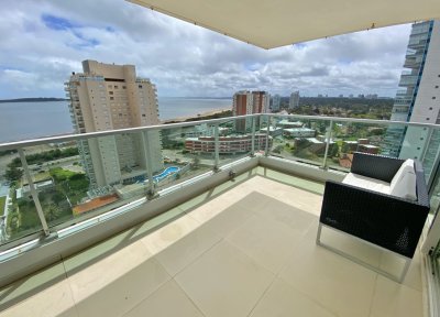 Playa Mansa. Moderno, con parrillero propio. Piso alto. Garaje