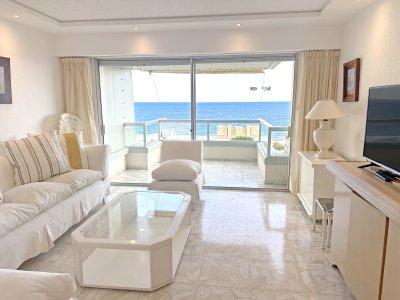Playa Mansa, reciclado, 3 dorm, edificio con todos los servicios.