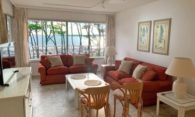 Playa Mansa, primera fila. 2 dorm y servicio. Baños reciclados.
