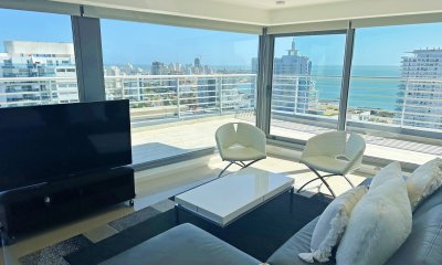 Penthouse Duplex, full amenities. 2 garajes.