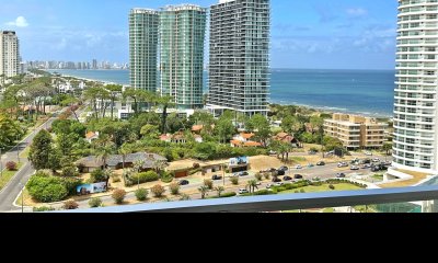 Playa Mansa, piso alto unificado, 3 dorm y servicio, con todos los servicios