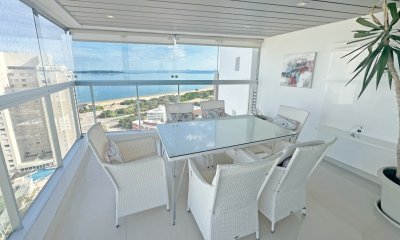 Miami Boulevard, piso alto. Esquinero, 2 dorm, parrillero propio.