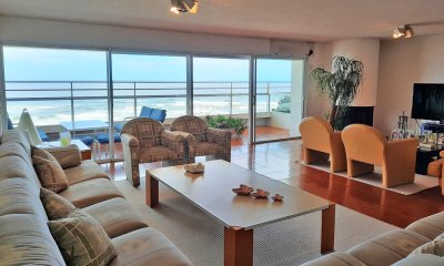 Playa Brava, primera fila, 246 m2, semi reciclados. 2 garajes.
