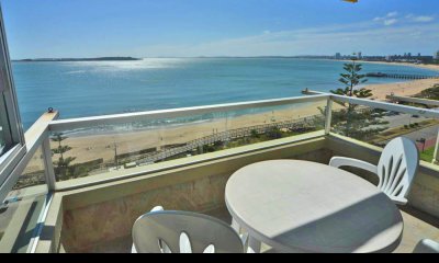 Playa Mansa, primera fila, con toda la vista.