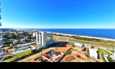 Piso alto, 3 dorm + dep, parrillero propio. Garaje doble. Edificio con todos los servicios.