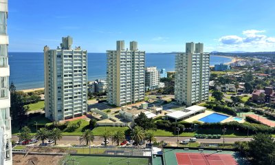Mansa, piso alto, 2 suites + servicio completo. Vista al mar.