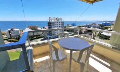 Playa Mansa, reciclado, 3 dorm, edificio con todos los servicios.