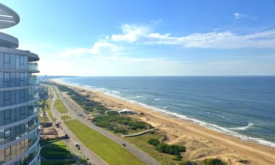 Playa Brava, primera fila. Semipiso, 462 m2 de planta, parrillero propio. 3 garajes.