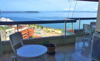 Piso alto, parrillero propio. Primera fila, Playa Mansa. 3 dorm y servicio.