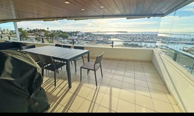 Puerto, exclusivo edificio. 3 suites + servicio.