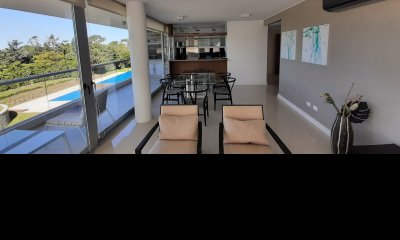 Parada 26 de Playa brava, con parrillero propio. Excelente construcción