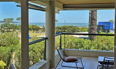 Playa Mansa, 4 suites, parrillero propio, losa radiante, estufa a leña, 2 garajes.
