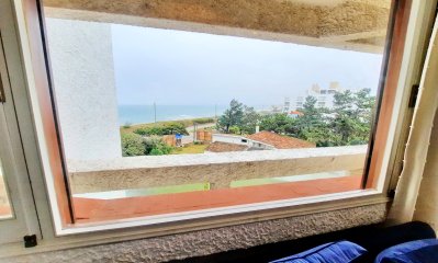 APTO FRENTE AL MAR con GARAGE: 2 dormitorios y 2 baños con cocina definida y terraza