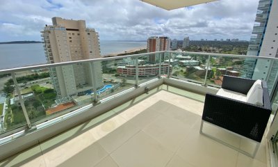 Playa Mansa. Moderno, con parrillero propio. Piso alto. Garaje