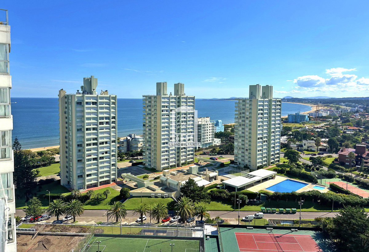 Mansa, piso alto, 2 suites + servicio completo. Vista al mar.