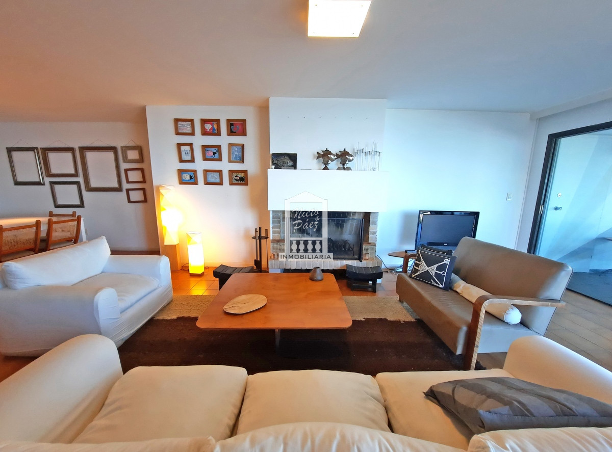 Semipiso con vista al océano. 3 suites + servicio completo. 2 garajes