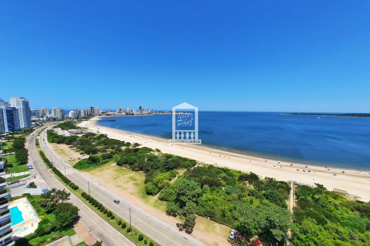 Playa Mansa, primera fila, piso alto. 3 dorm