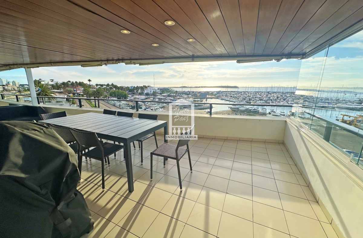 Puerto, exclusivo edificio. 3 suites + servicio.