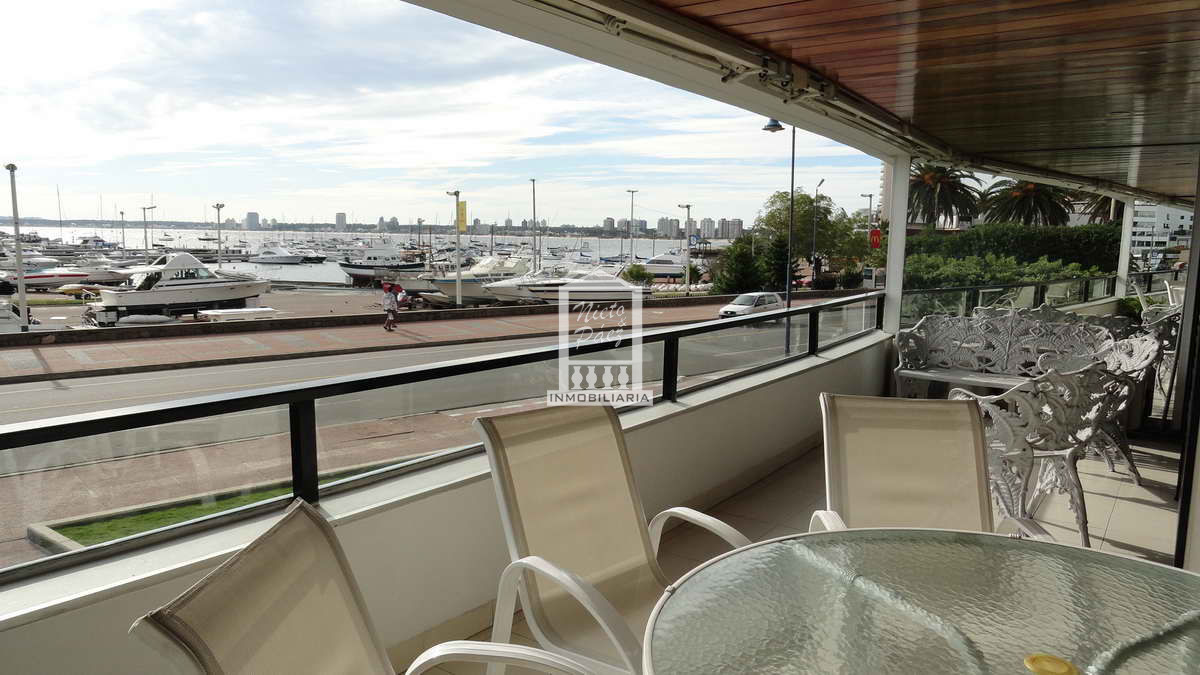 Exclusivo edificio frente al puerto de Punta del Este.  - NYP1024A