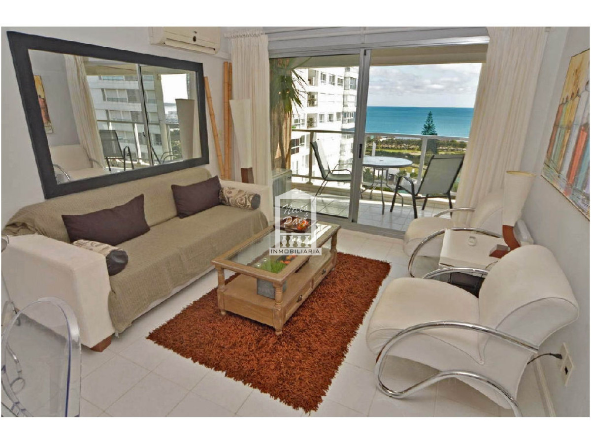 Playa Mansa, frente al mar, 2 dorm, 2 baños. Wifi, Mucamas, todos los servicios. 