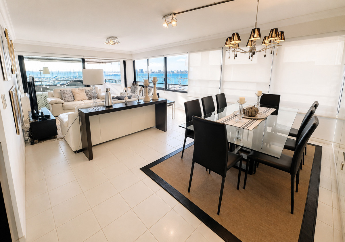 Puerto, exclusivo edificio. 3 suites + servicio.
