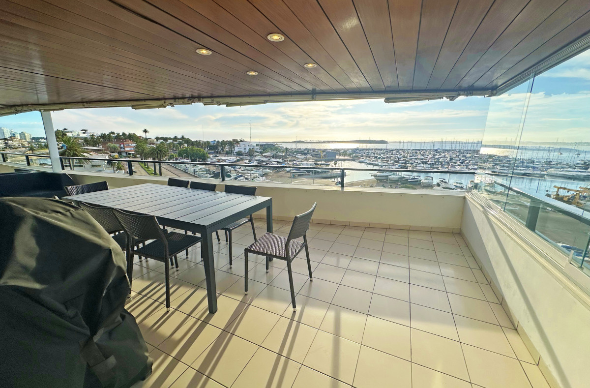 Puerto, exclusivo edificio. 3 suites + servicio.