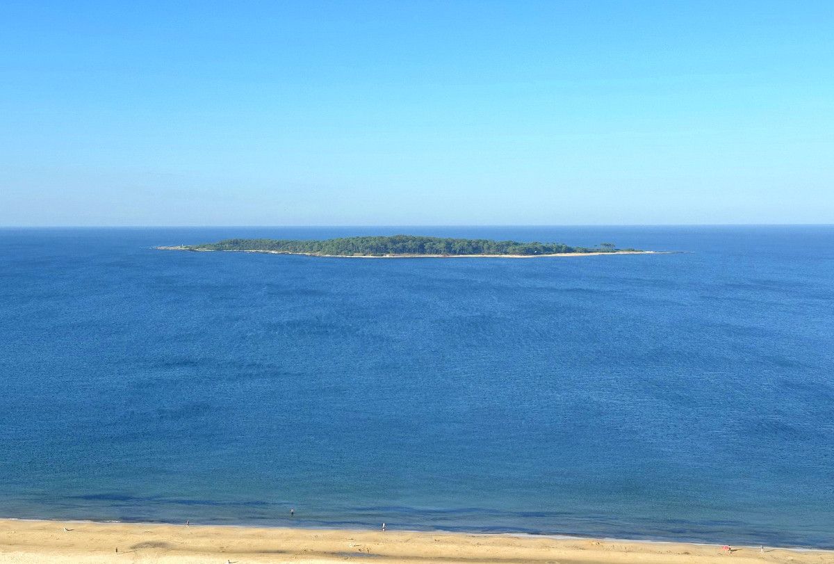 Le Jardin, esquinero piso alto, garaje doble.