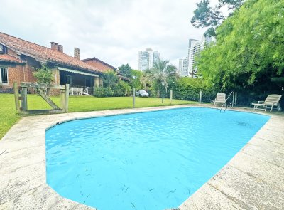 565 m2 construidos, 1.495 m2 de terreno. Playa Mansa