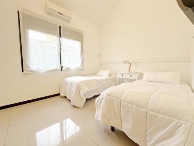 barrio privado, boulevard park. playa mansa. 5 dorm. piscina climatizada. losa radiante - nyp33034c