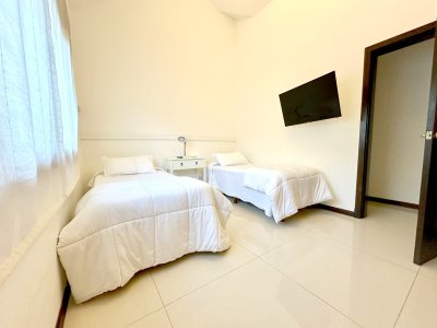 barrio privado, boulevard park. playa mansa. 5 dorm. piscina climatizada. losa radiante - nyp33034c